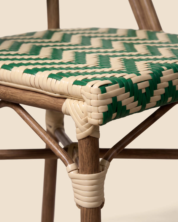 Detalle asiento tejido ratán sintético verde crema silla parisina Venhoouse Chile
