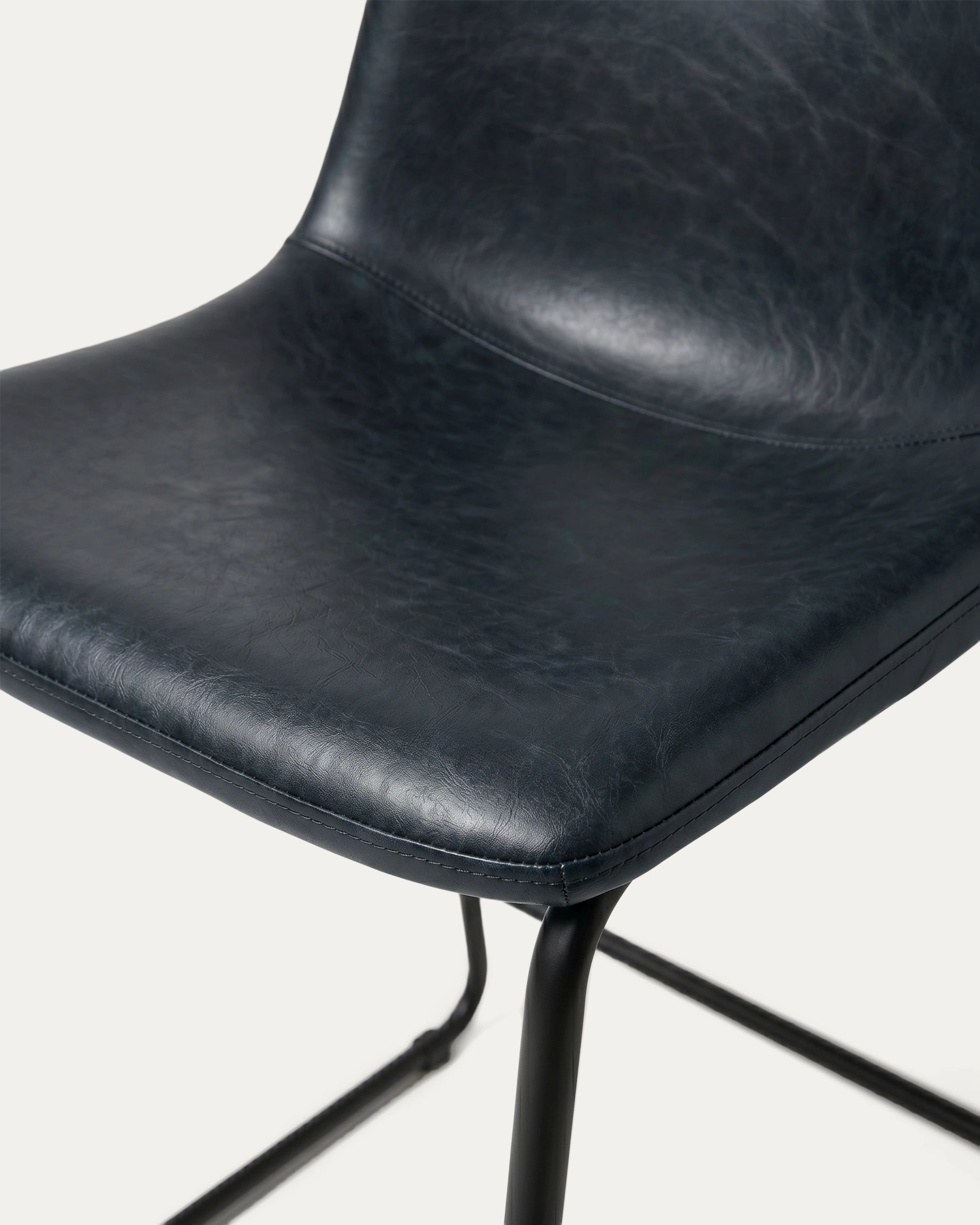 Detalle asiento cuero negro costuras taburete Broklyn bar Venhoouse Chile