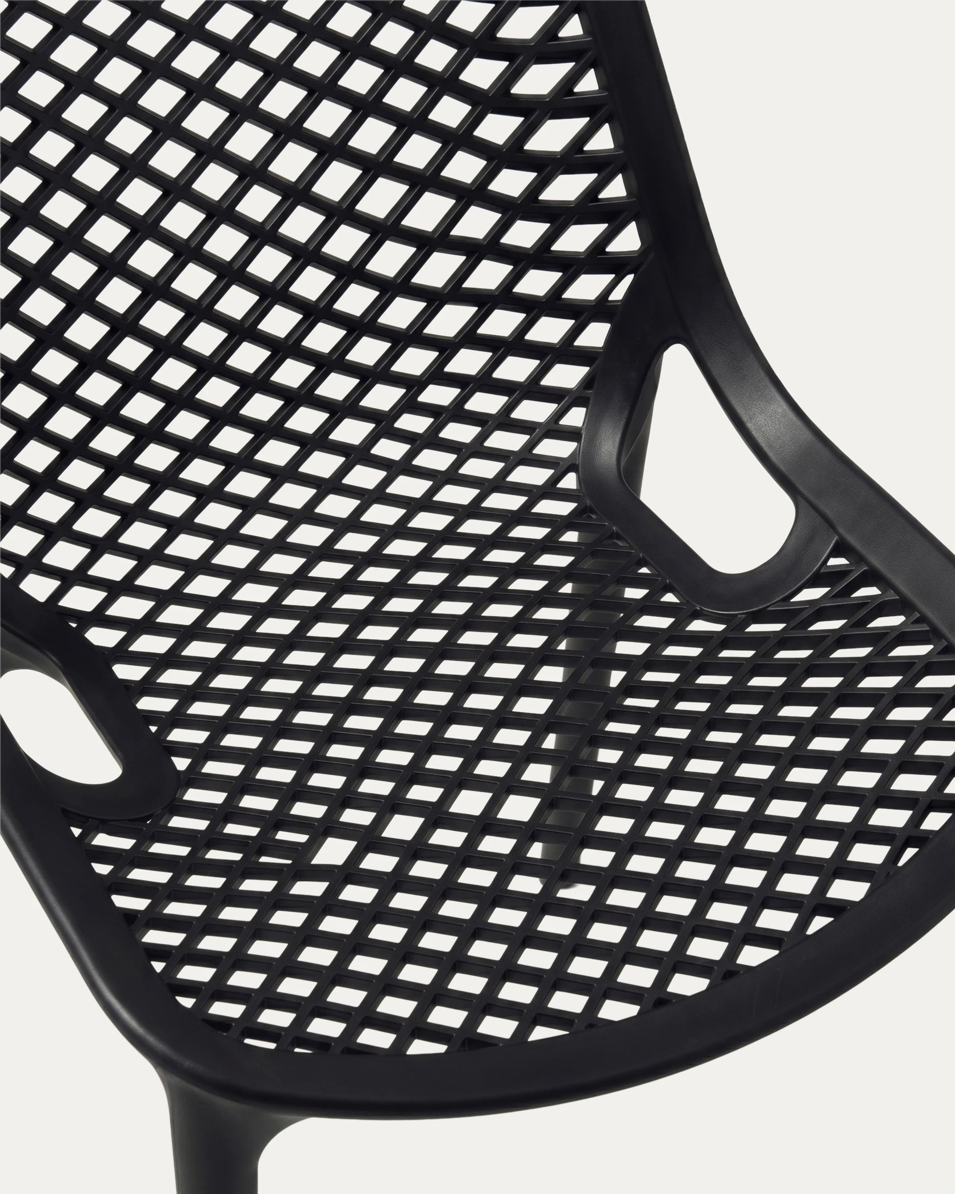Detalle asiento calado grid polipropileno silla Berlín exterior negra Venhoouse Chile