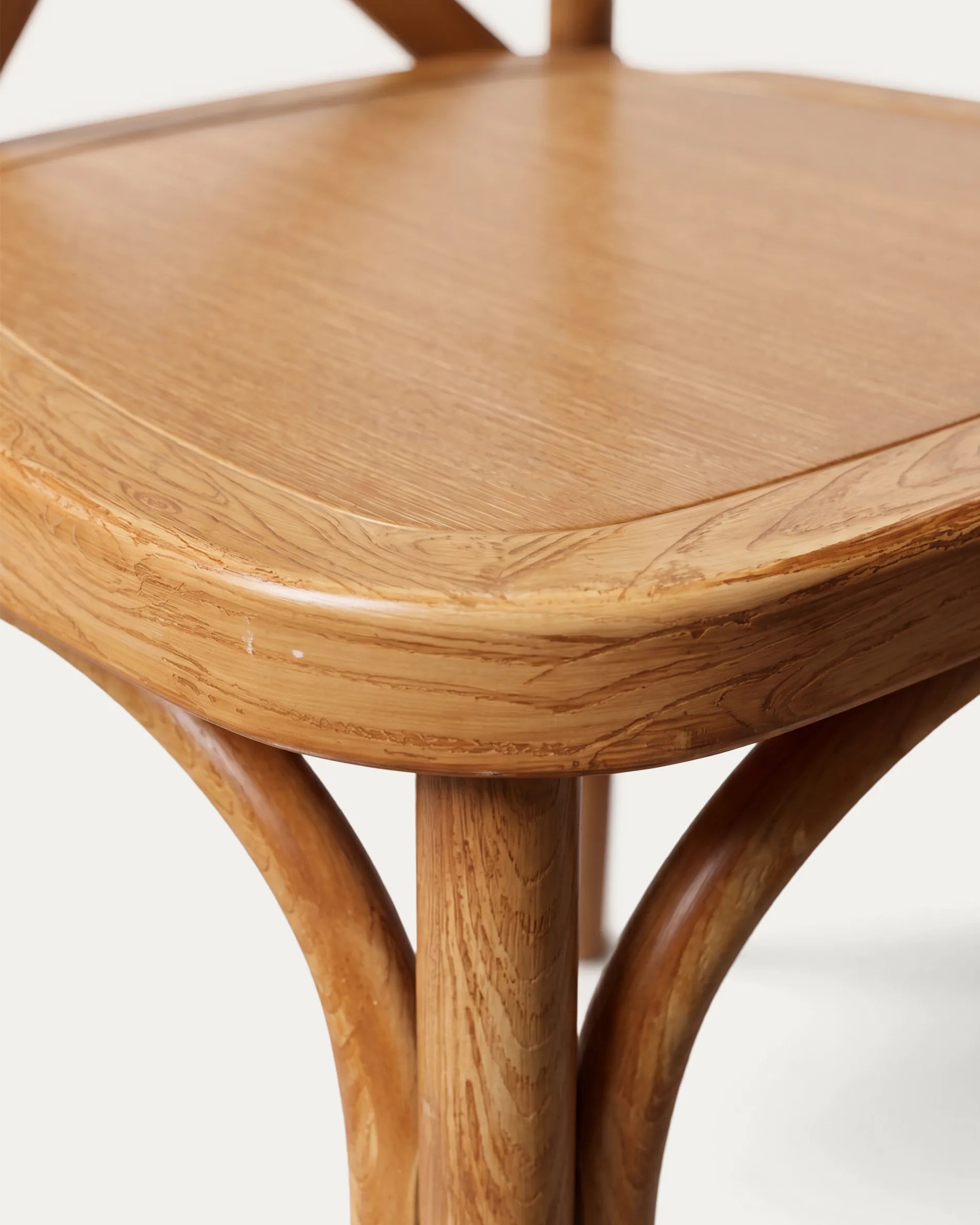 Detalle asiento silla Crossback armable polipropileno efecto madera natural Venhoouse Chile