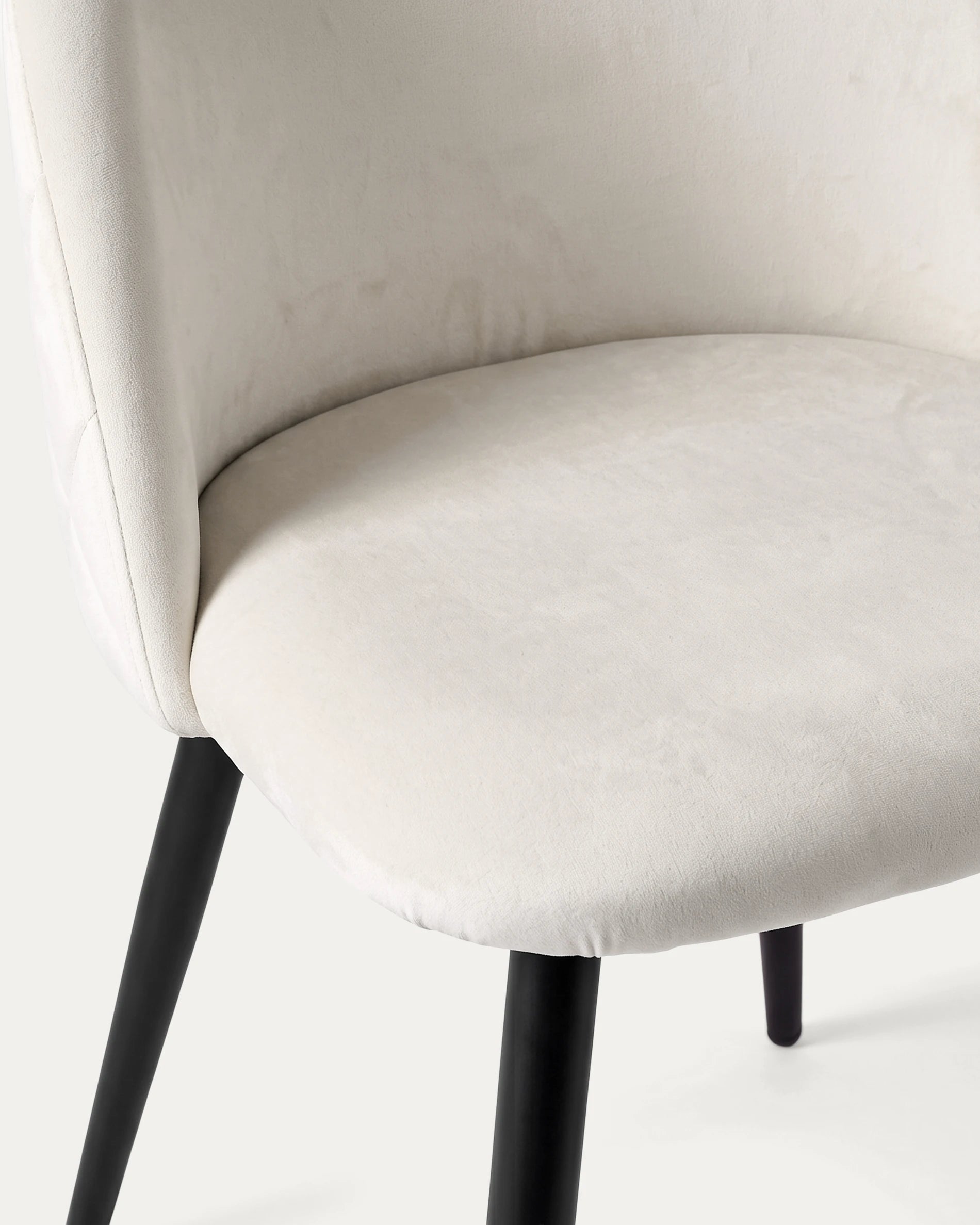 Detalle asiento acolchado felpa suave beige silla Sora comedor tapizada Venhoouse Chile