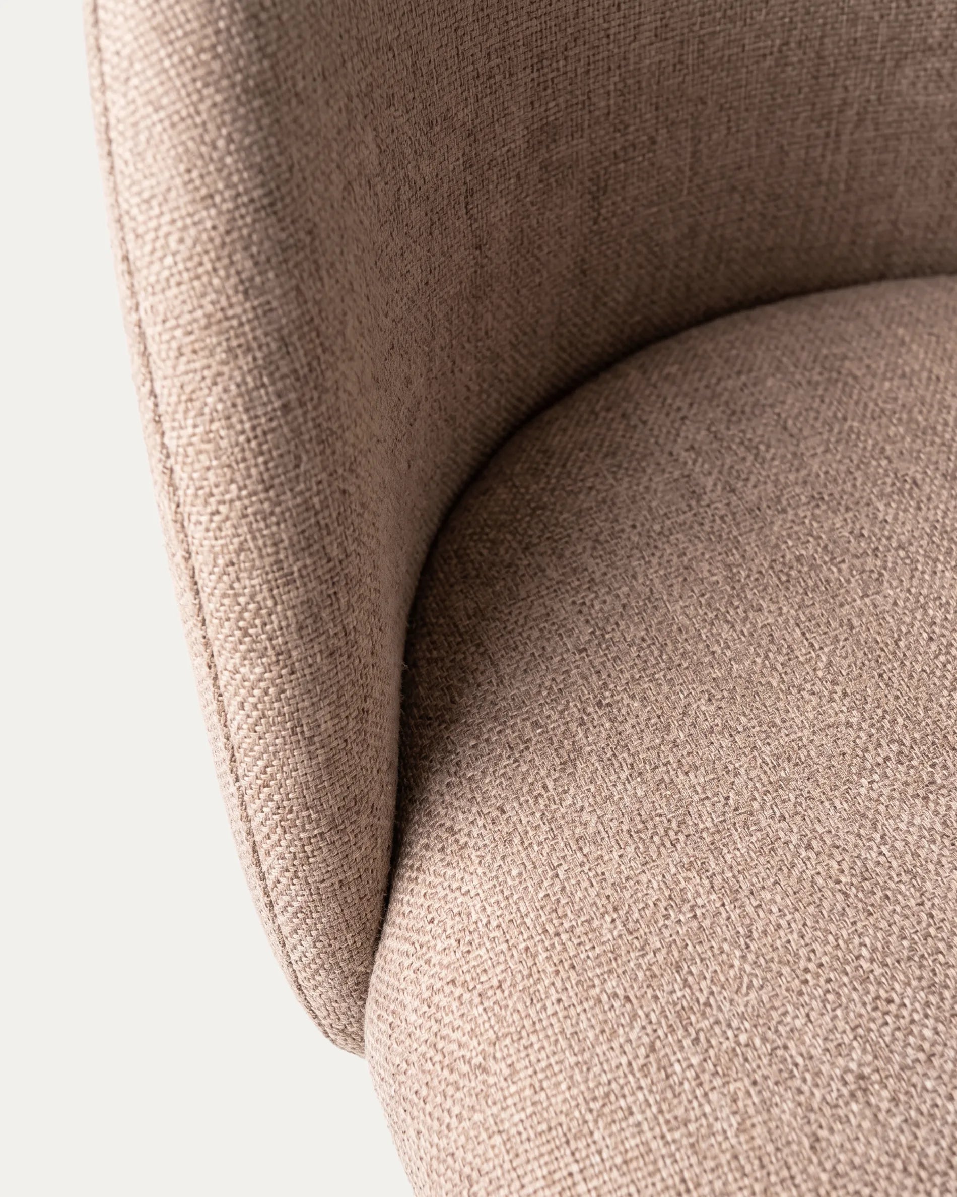 Detalle asiento tapizado poliéster beige taupe silla Sora comedor Venhoouse Chile