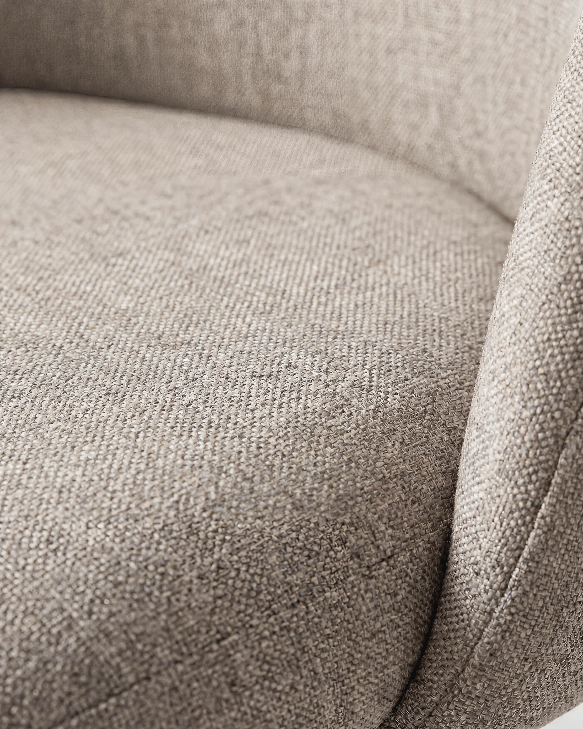 Detalle asiento tapizado lino beige arena piso bar Sora Venhoouse Chile