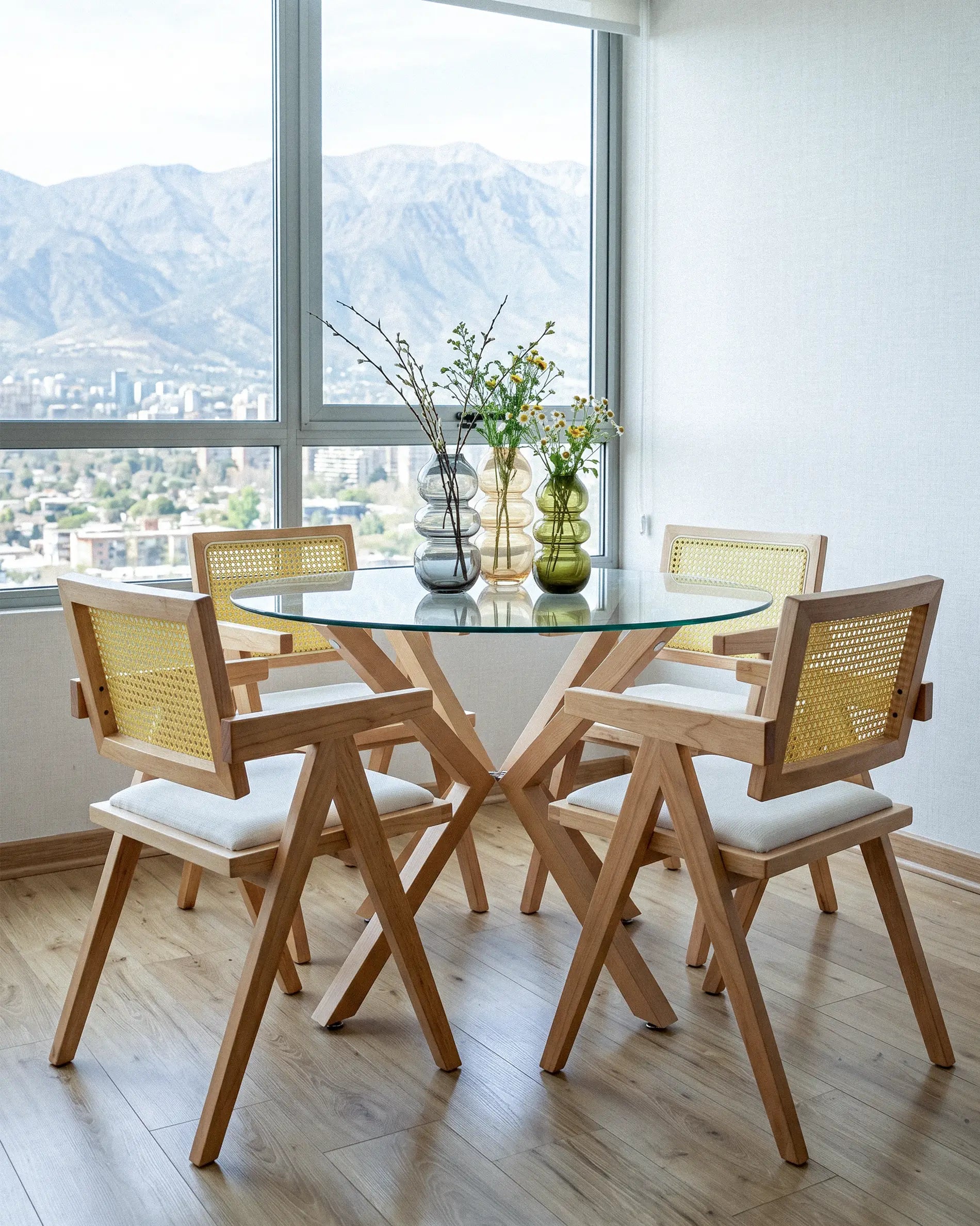 Mesa Argo redonda vidrio patas efecto madera en comedor moderno Venhoouse Chile