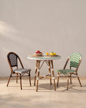 Mesa parisina aluminio ratán sintético en terraza café estilo París ambiente bistró Venhoouse Chile

