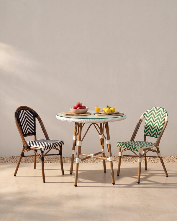 Mesa parisina aluminio ratán sintético en terraza café estilo París ambiente bistró Venhoouse Chile
