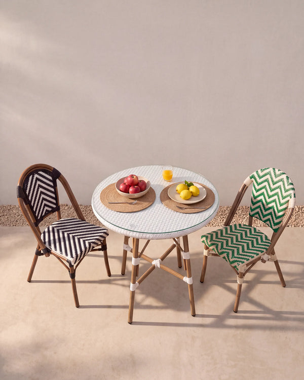 Mesa parisina aluminio ratán sintético en ambiente café estilo parís terraza premium Venhoouse Chile
