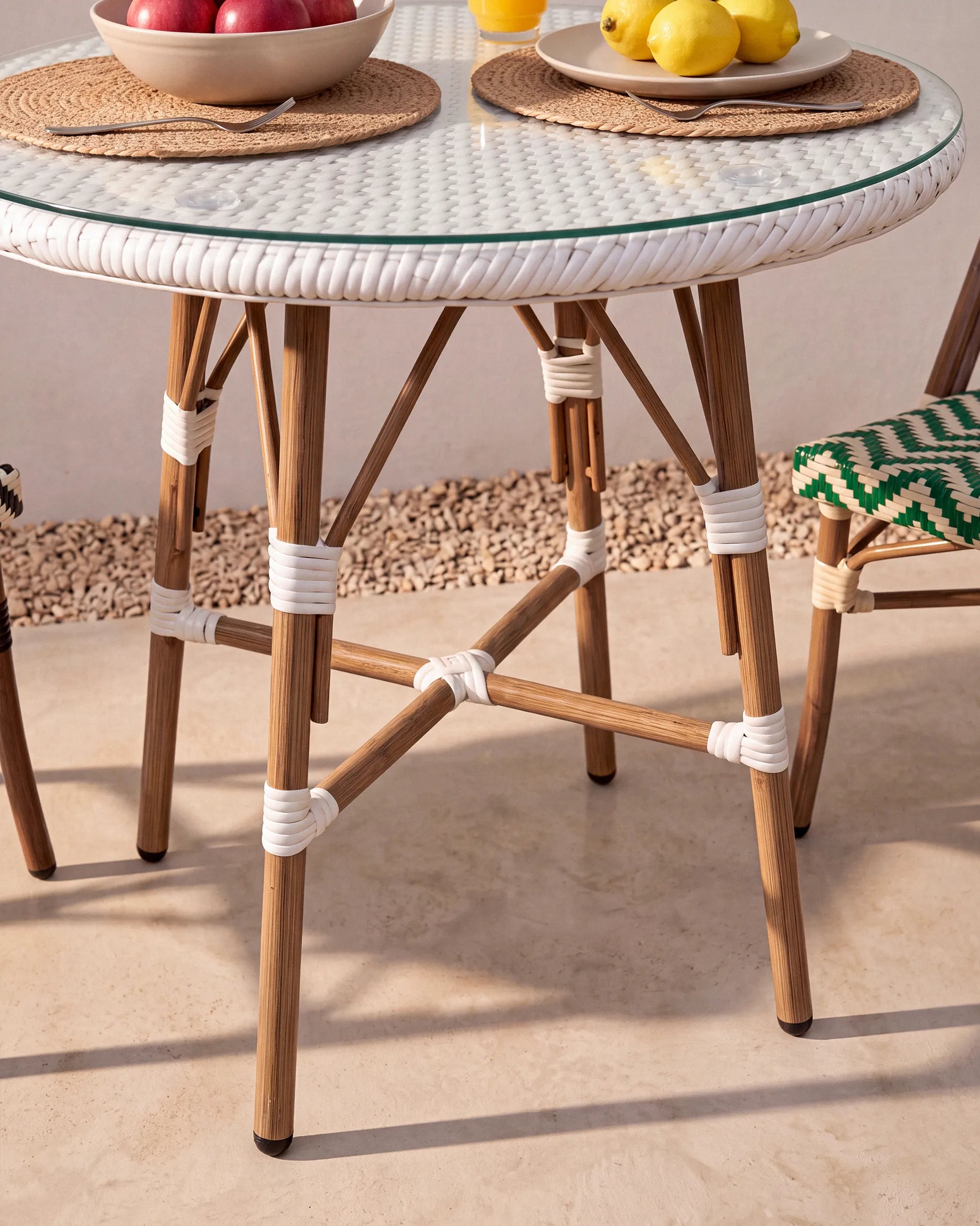 Mesa parisina aluminio ratán sintético blanca en cafetería boutique estilo francés Venhoouse Chile
