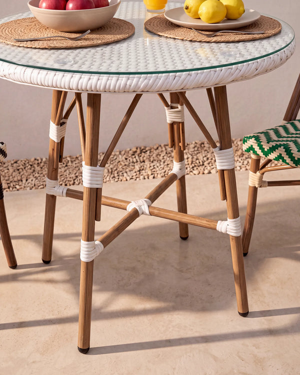 Mesa parisina aluminio ratán sintético blanca en cafetería boutique estilo francés Venhoouse Chile
