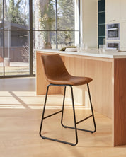 Taburete Broklyn cuero camel diagonal frontal ambiente cocina moderna Venhoouse Chile