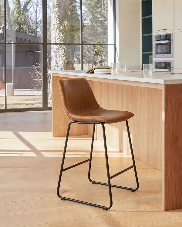 Taburete Burgos cuero camel diagonal frontal ambiente cocina moderna Venhoouse Chile