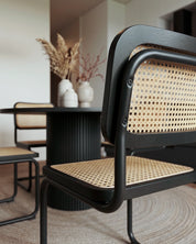 Silla Breuer ratán negra en comedor moderno elegante ambiente Venhoouse Chile
