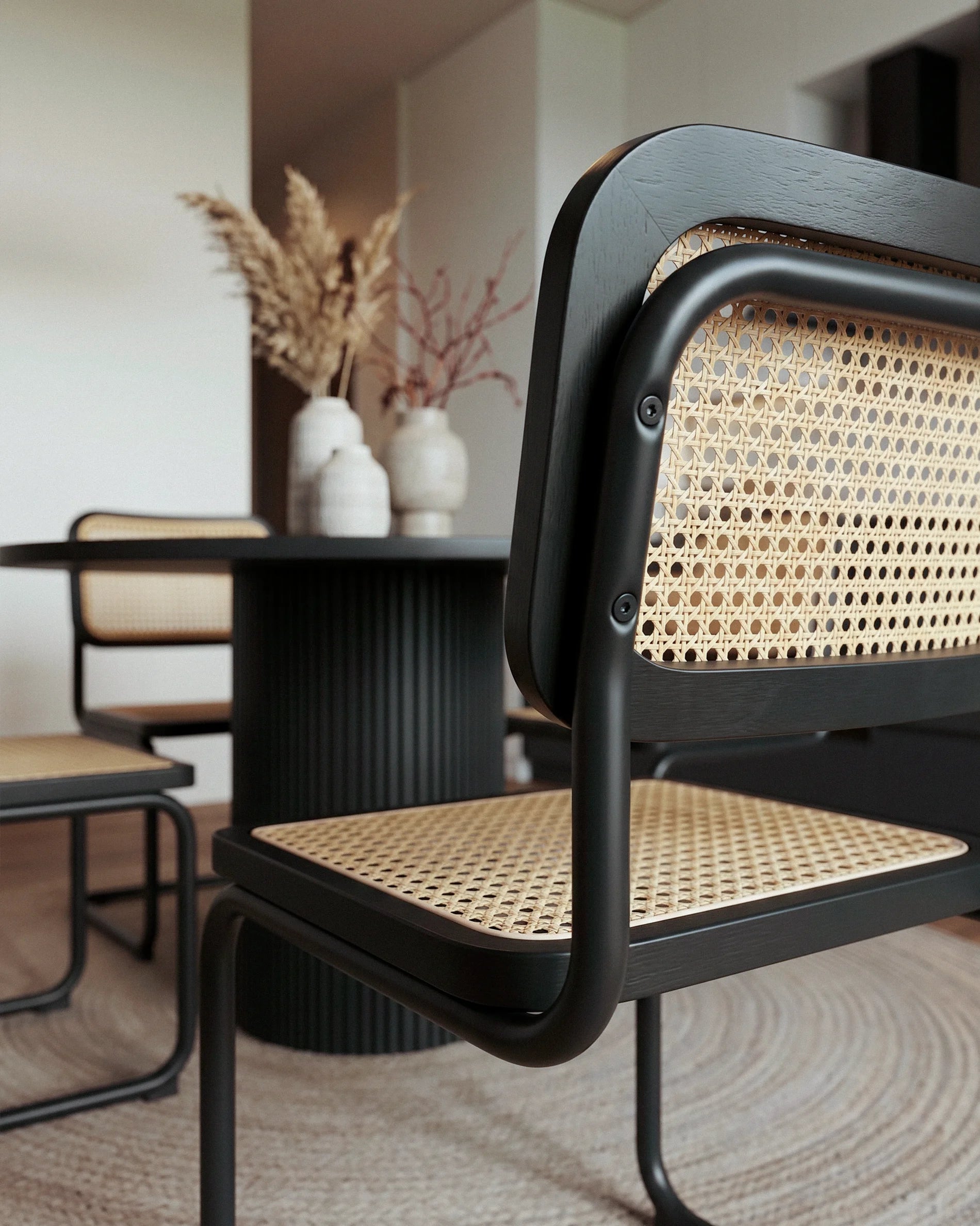 Silla Breuer ratán negra en comedor moderno elegante ambiente Venhoouse Chile
