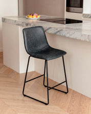 Taburete Broklyn cuero negro diagonal frontal ambiente cocina moderna Venhoouse Chile