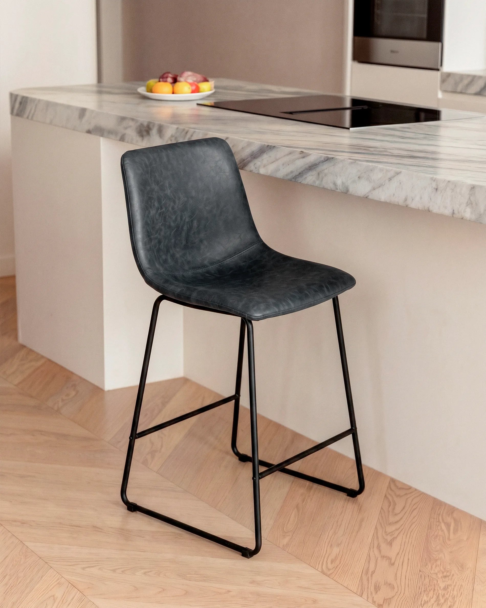 Taburete Burgos cuero negro diagonal frontal ambiente cocina moderna Venhoouse Chile