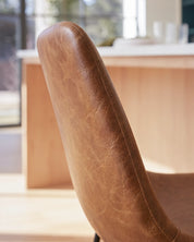 Taburete Broklyn cuero camel respaldo curvo detalle aspiracional bar Venhoouse Chile