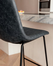 Taburete Broklyn cuero negro respaldo curvo detalle aspiracional bar Venhoouse Chile