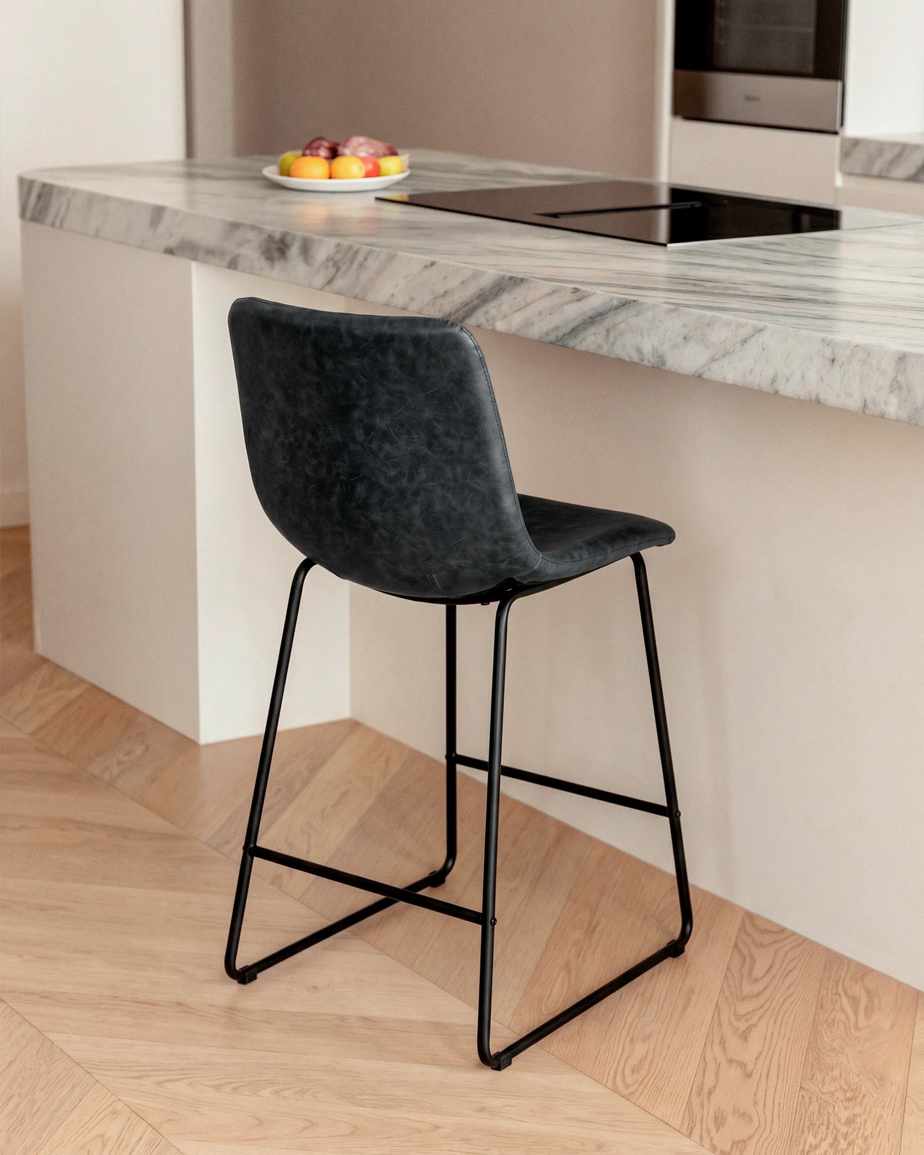 Taburete Broklyn bar cuero negro frontal respaldo metal Venhoouse Chile