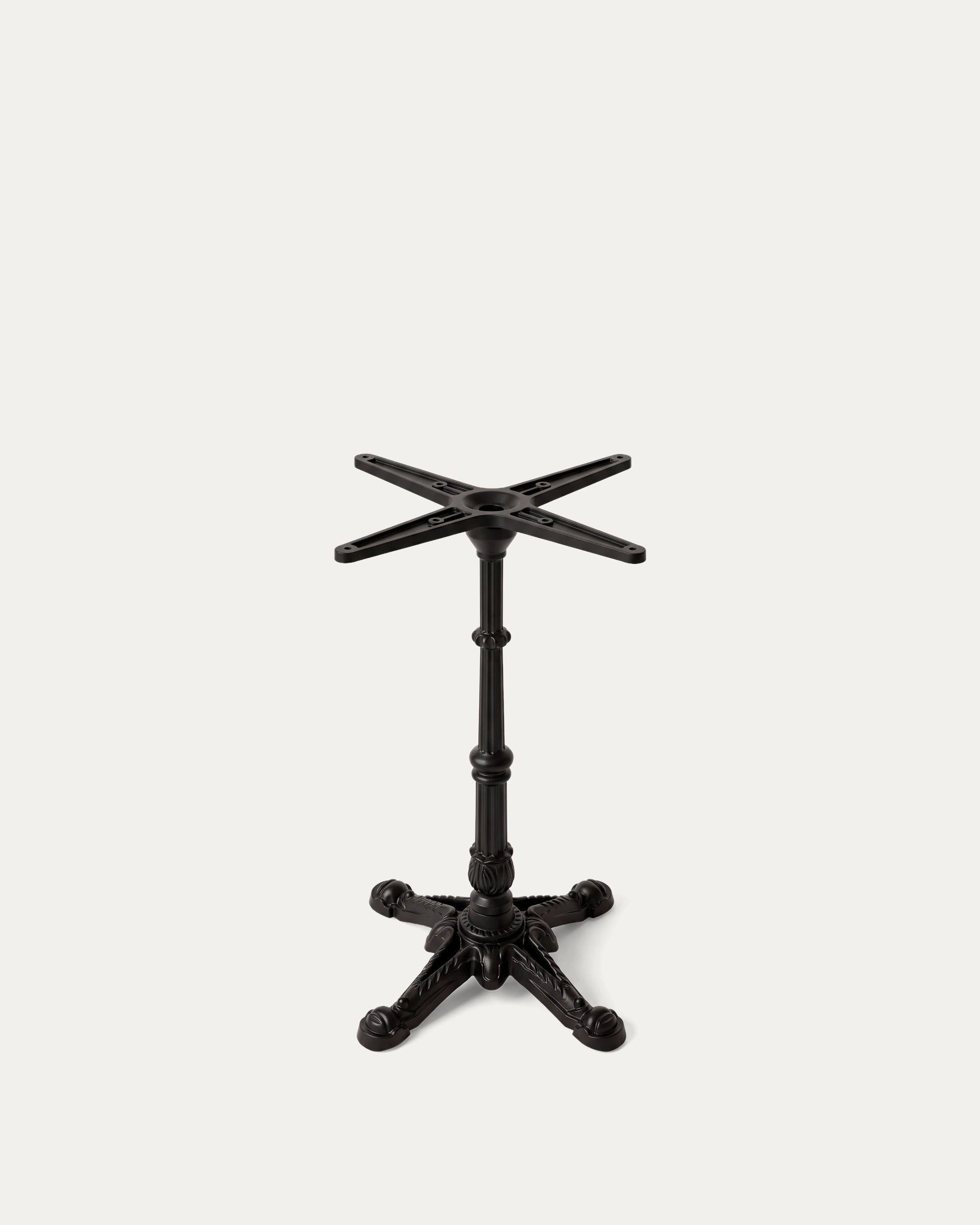 Mesa cuadrada pedestal hierro negro base cuatro patas vista planta Travis Venhoouse Chile