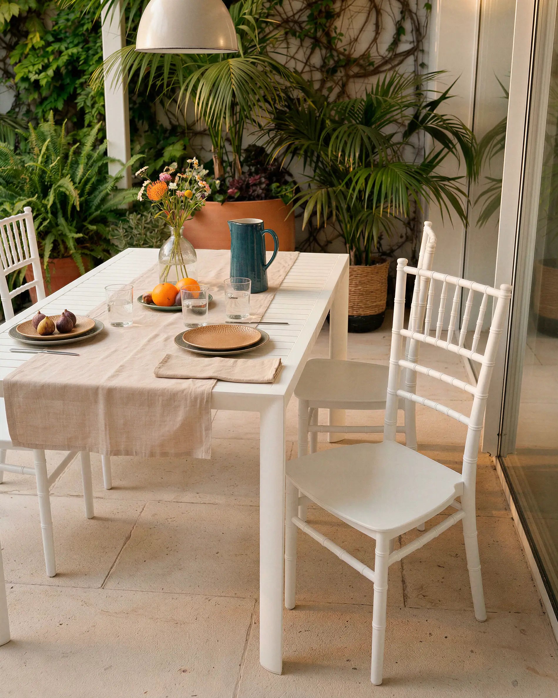 Silla Tiffany Chiavari blanca vista frontal eventos matrimonio Venhoouse Chile