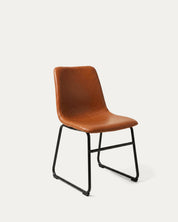 Silla Burgos comedor cuero marrón camel metal negro diagonal frontal Venhoouse Chile