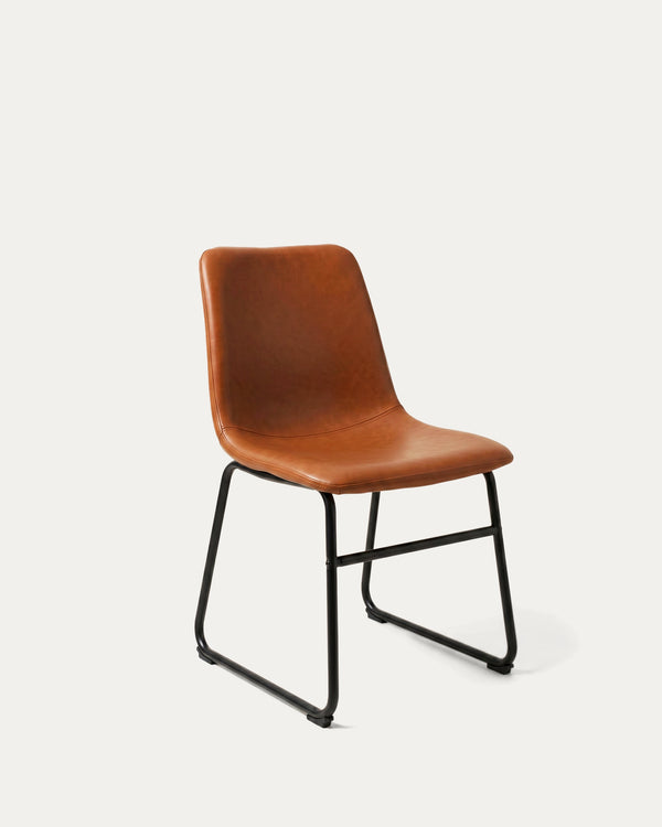 Silla Burgos comedor cuero marrón camel metal negro diagonal frontal Venhoouse Chile
