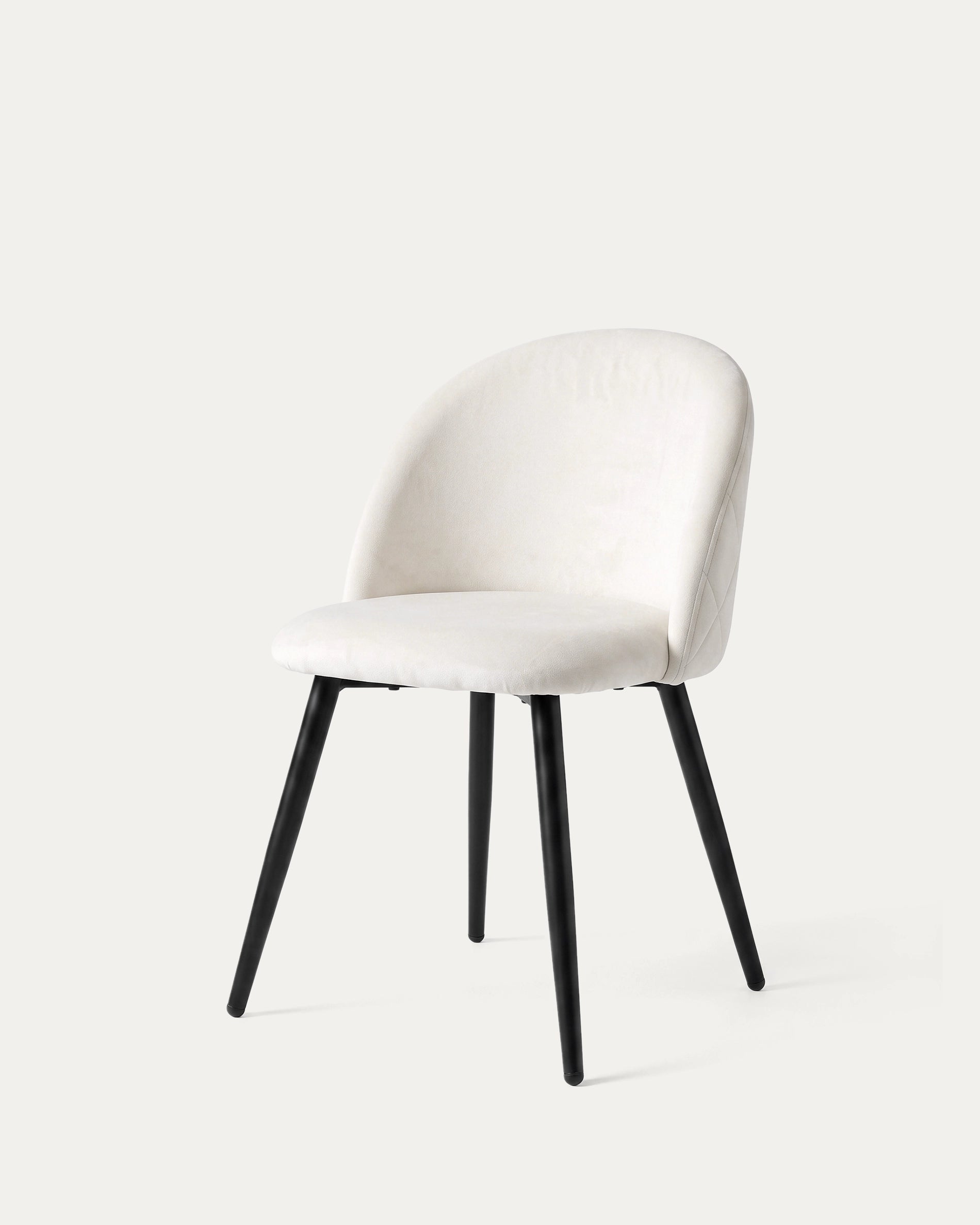 Silla Sora comedor tapizada felpa beige patas metal negro diagonal Venhoouse Chile