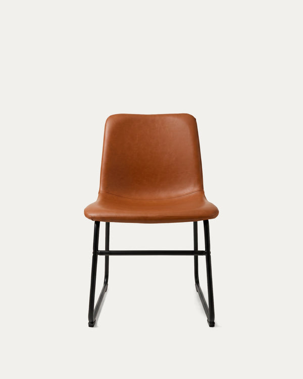 Silla Burgos comedor cuero camel frontal respaldo curvo metal negro Venhoouse Chile