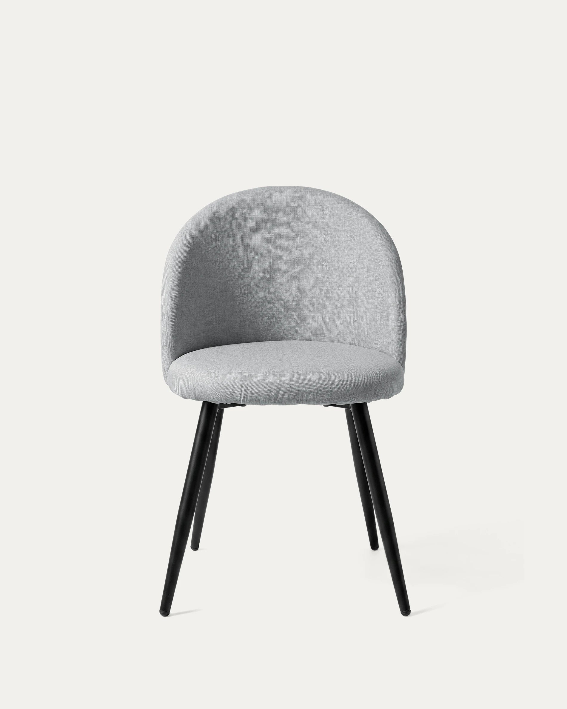 Silla Sora comedor tapizada gris frontal patas metal negro respaldo curvo Venhoouse Chile