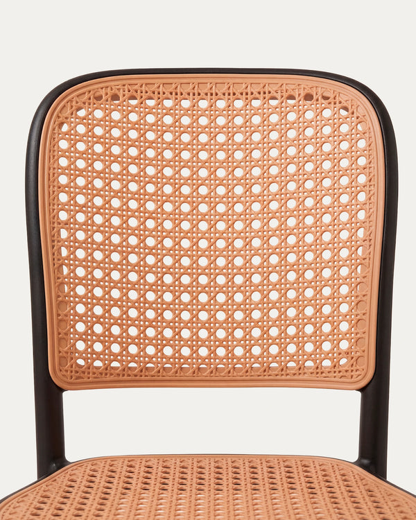 Detalle respaldo rejilla estilo thonet polipropileno silla Lombardía comedor negra Venhoouse Chile
