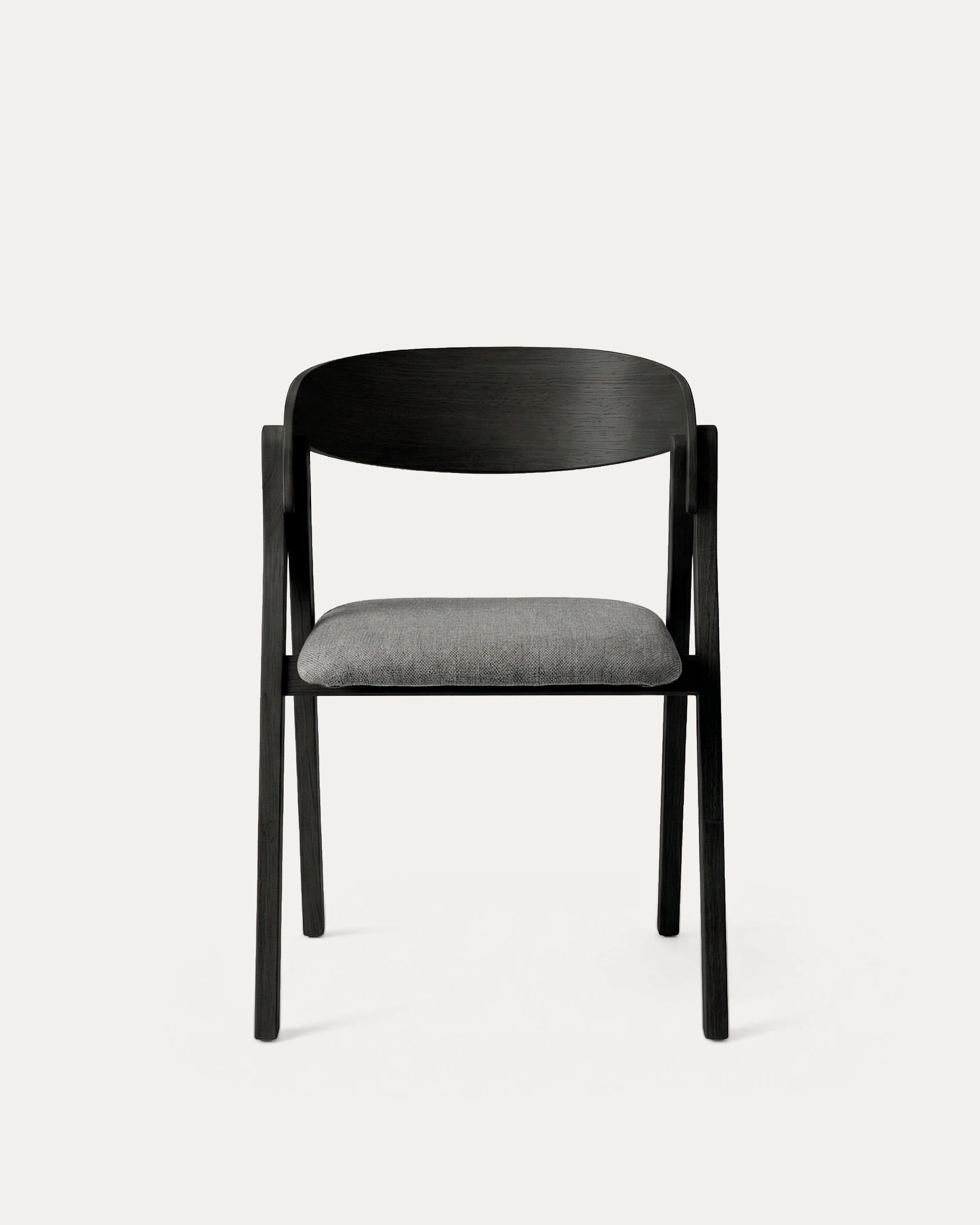 Detalle patas madera caucho silla comedor acolchada Margot Venhoouse
