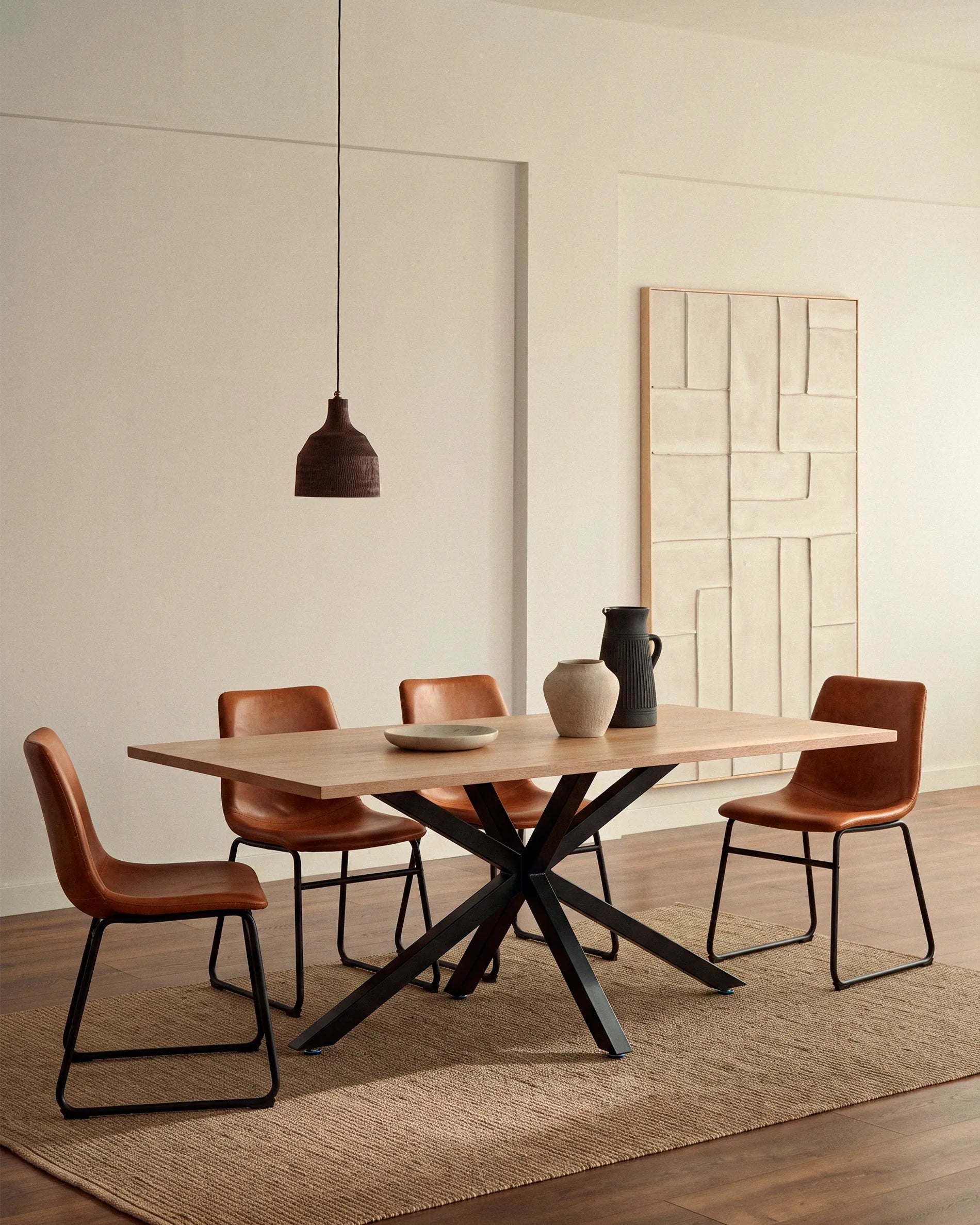 Mesa Argo rectangular comedor chapa madera patas negras en comedor moderno Venhoouse Chile