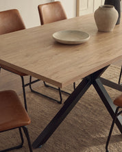 Mesa Argo rectangular madera patas negras en comedor nórdico industrial ambiente Venhoouse Chile