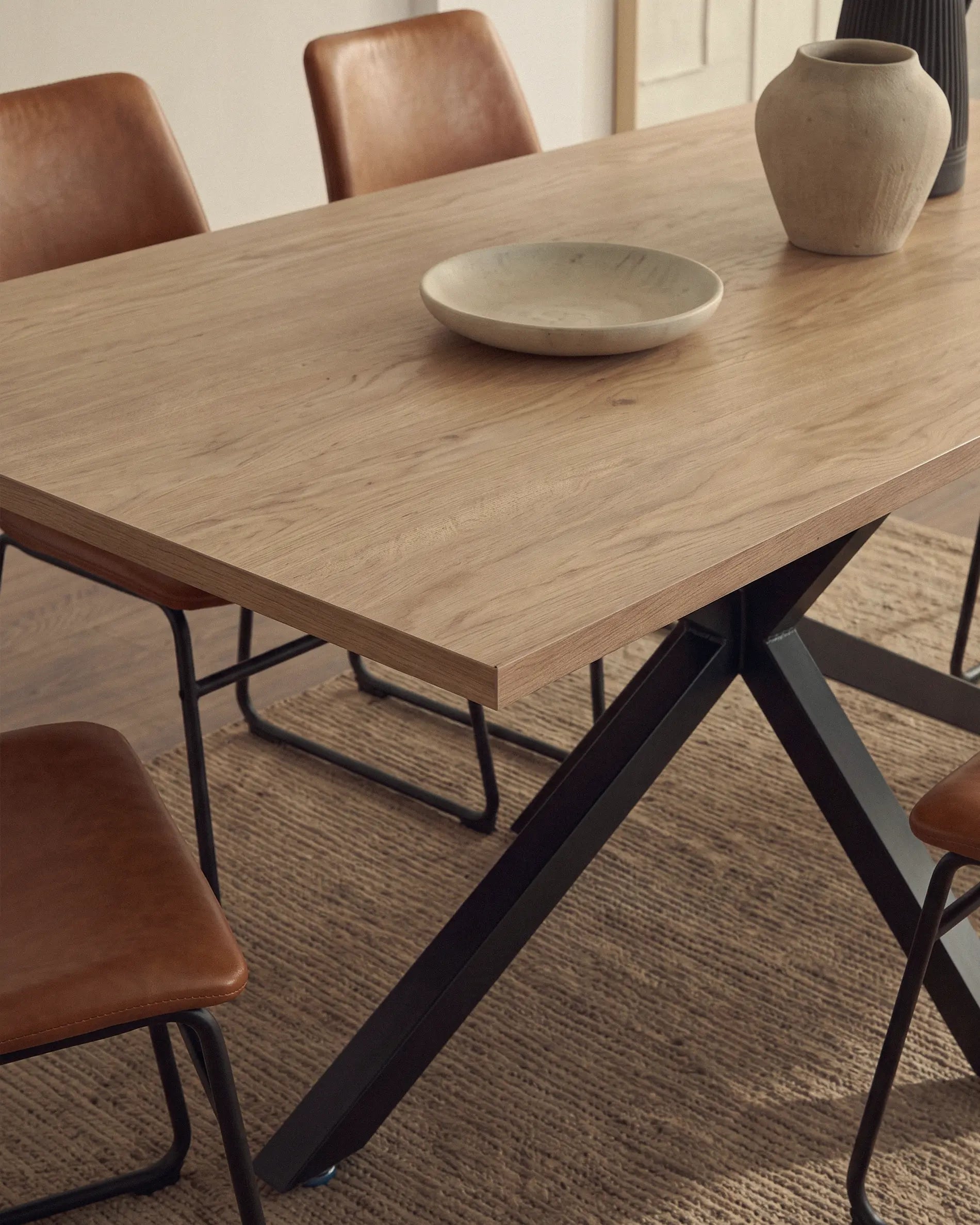 Mesa Argo rectangular madera patas negras en comedor nórdico industrial ambiente Venhoouse Chile