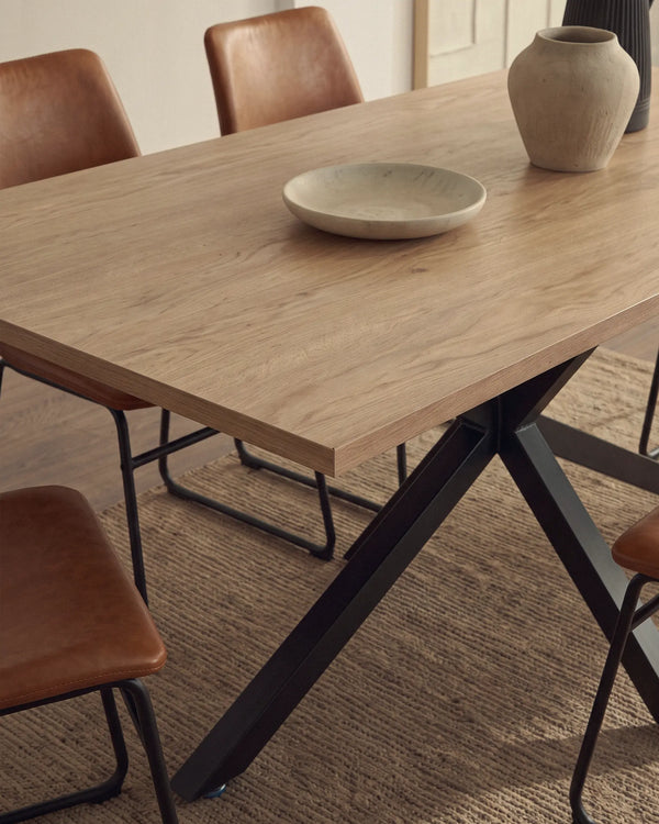 Mesa Argo rectangular madera patas negras en comedor nórdico industrial ambiente Venhoouse Chile