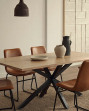 Mesa Argo rectangular madera patas negras en comedor decorado moderno Venhoouse Chile