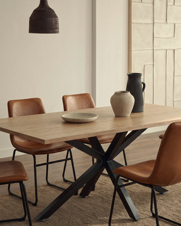 Mesa Argo rectangular madera patas negras en comedor decorado moderno Venhoouse Chile