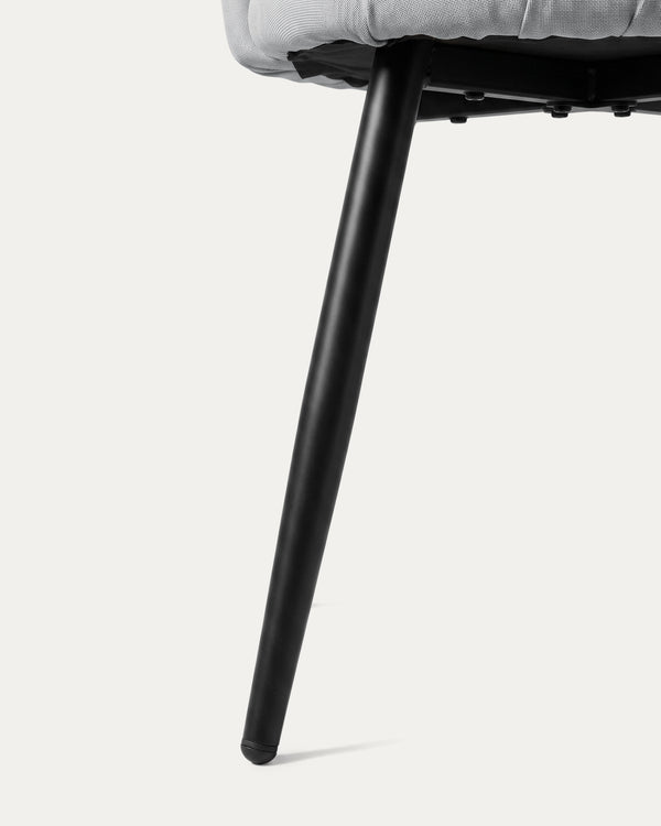 Detalle patas metal negro estructura silla Sora comedor tapizada gris Venhoouse Chile