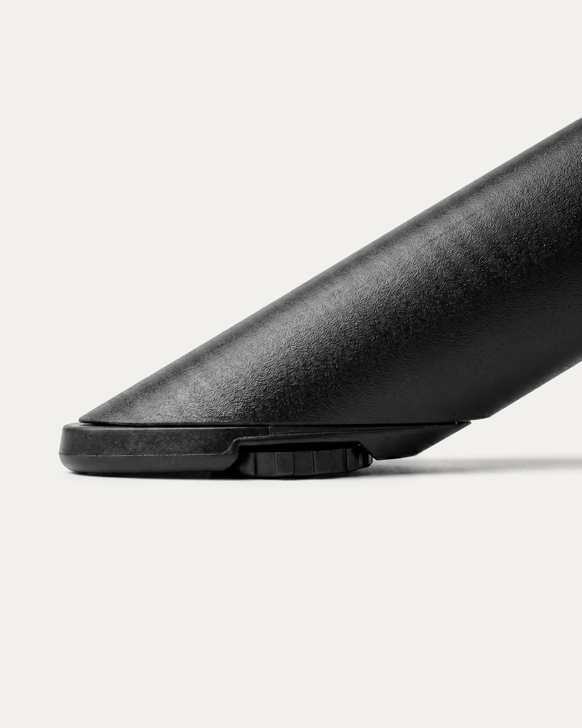 Detalle pata nivelador ajustable mesa Kross polipropileno exterior Venhoouse Chile