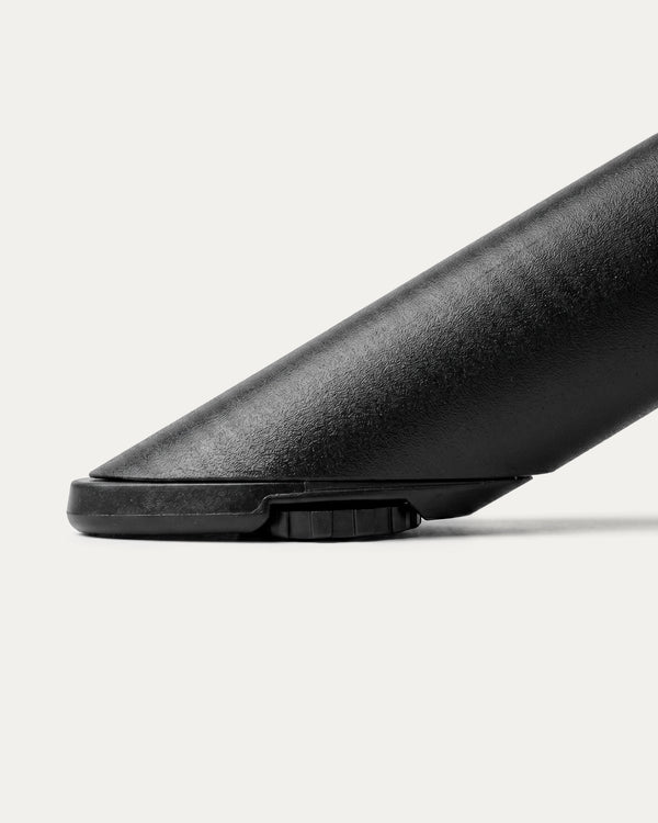 Detalle pata nivelador ajustable mesa Kross polipropileno exterior Venhoouse Chile