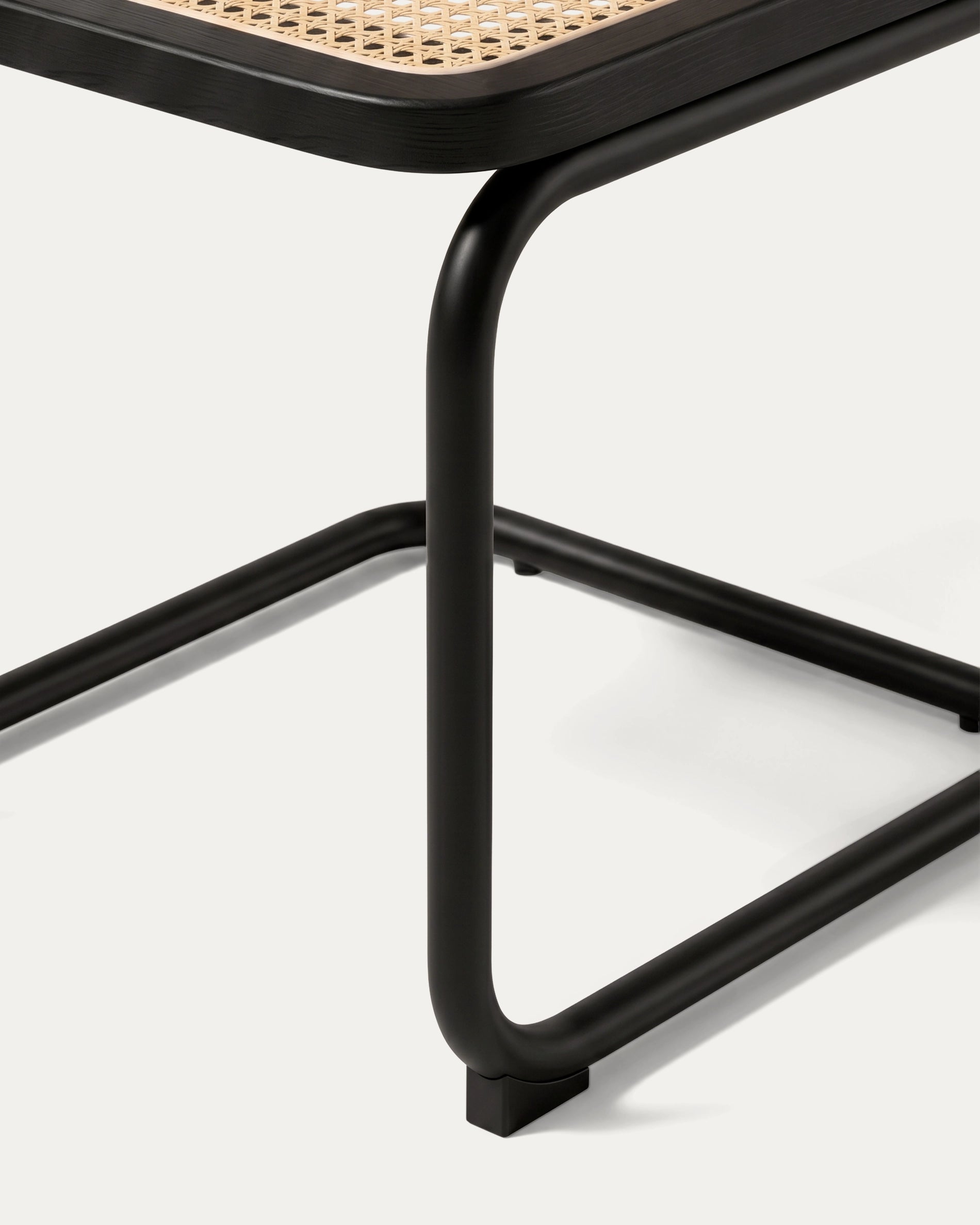 Detalle estructura cantilever acero cromado silla Breuer ratán negra Venhoouse Chile
