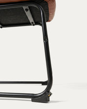 Detalle patas sled metal negro silla Burgos comedor cuero camel Venhoouse Chile