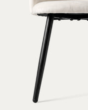 Detalle patas metal negro estructura silla Sora comedor tapizada felpa beige Venhoouse Chile