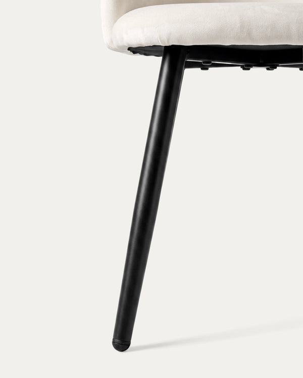 Detalle patas metal negro estructura silla Sora comedor tapizada felpa beige Venhoouse Chile