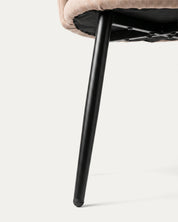 Detalle patas metal negro estructura silla Sora comedor tapizada beige taupe Venhoouse Chile