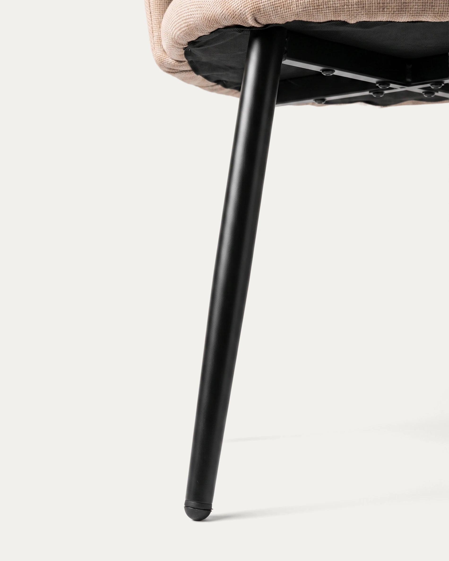 Detalle patas metal negro estructura silla Sora comedor tapizada beige taupe Venhoouse Chile
