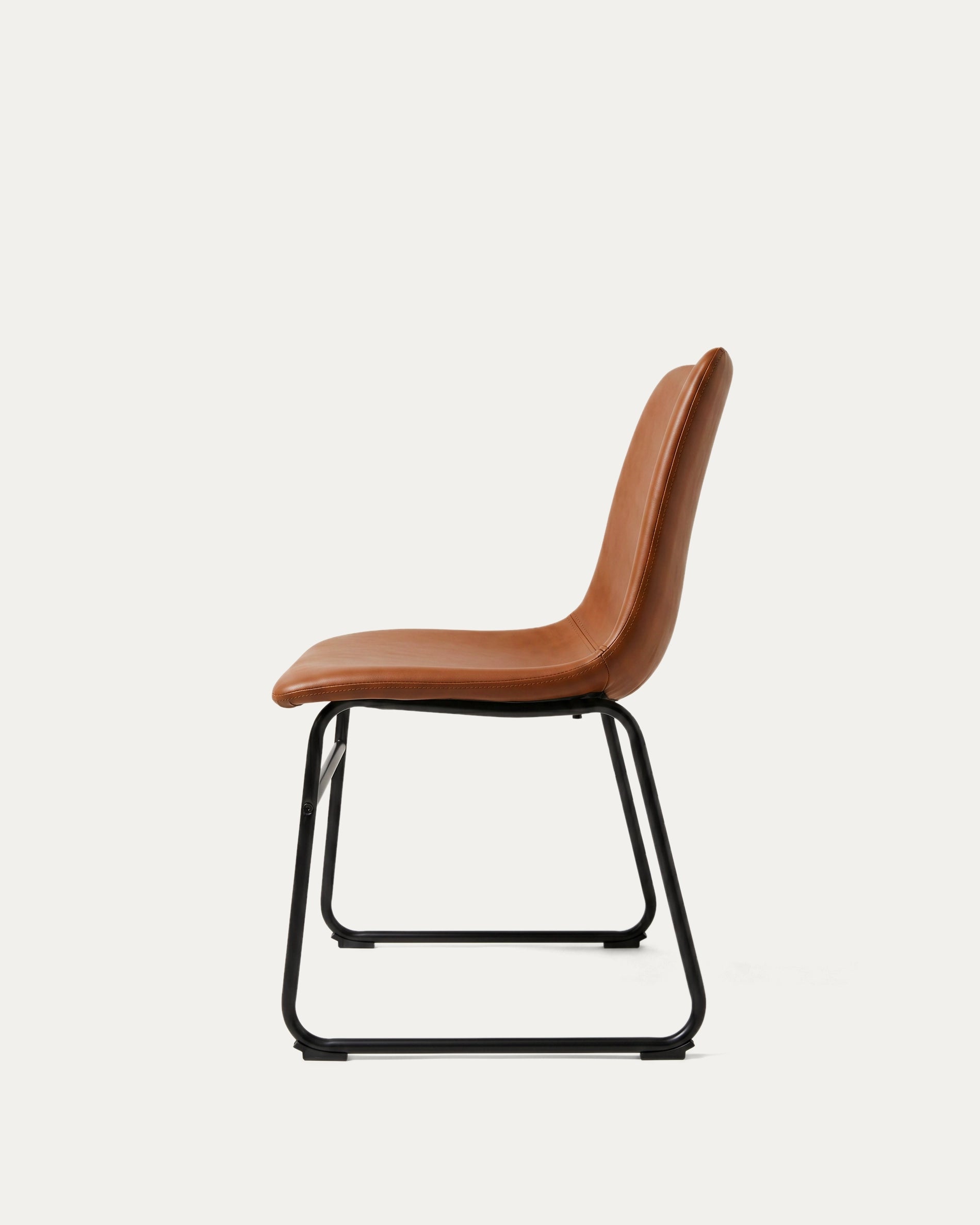 Silla Burgos comedor cuero camel perfil lateral estructura sled metal negro Venhoouse Chile