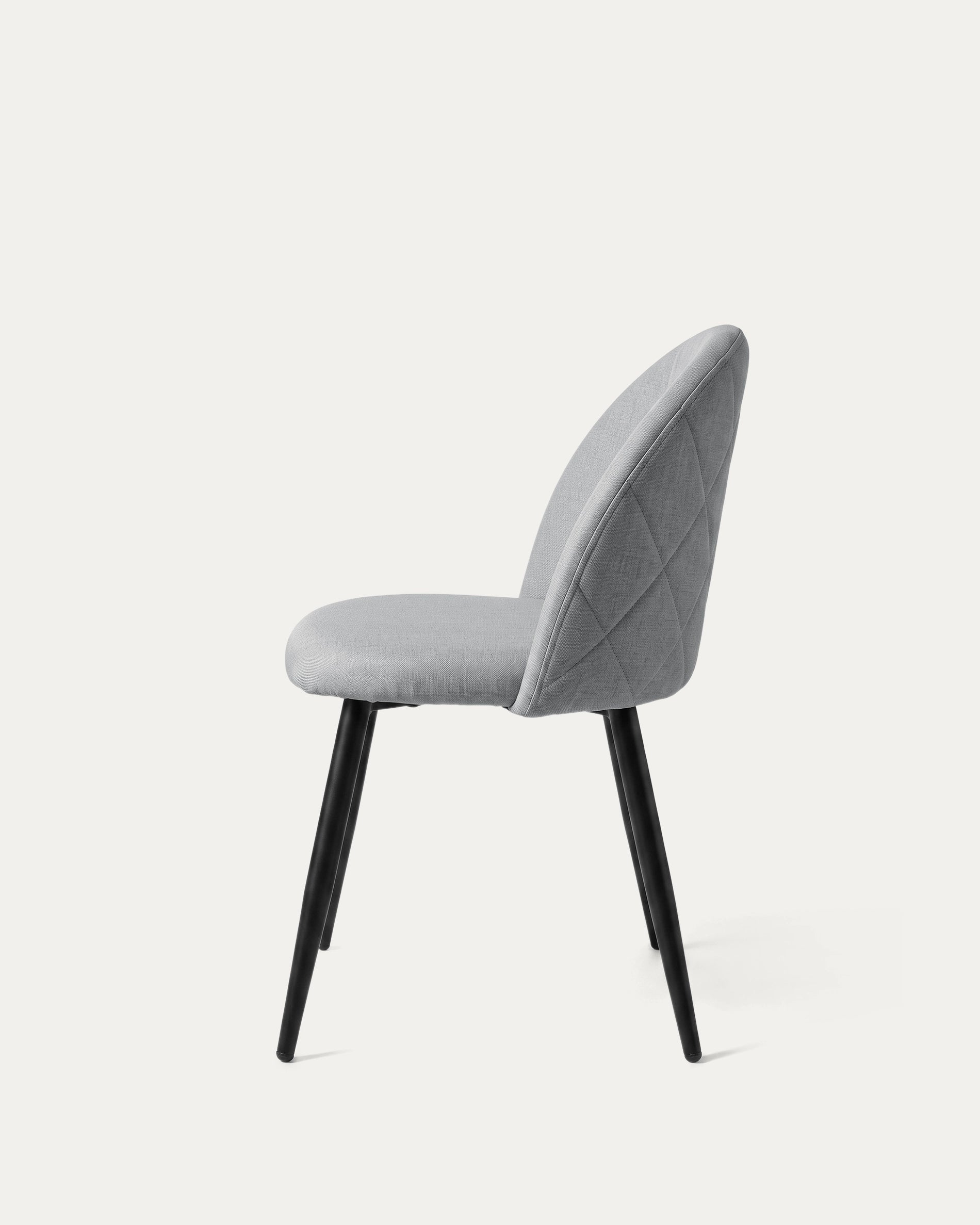 Silla Sora comedor tapizada gris perfil lateral patas metal negro Venhoouse Chile
