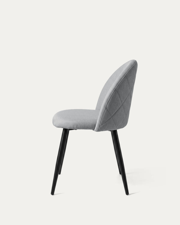 Silla Sora comedor tapizada gris perfil lateral patas metal negro Venhoouse Chile