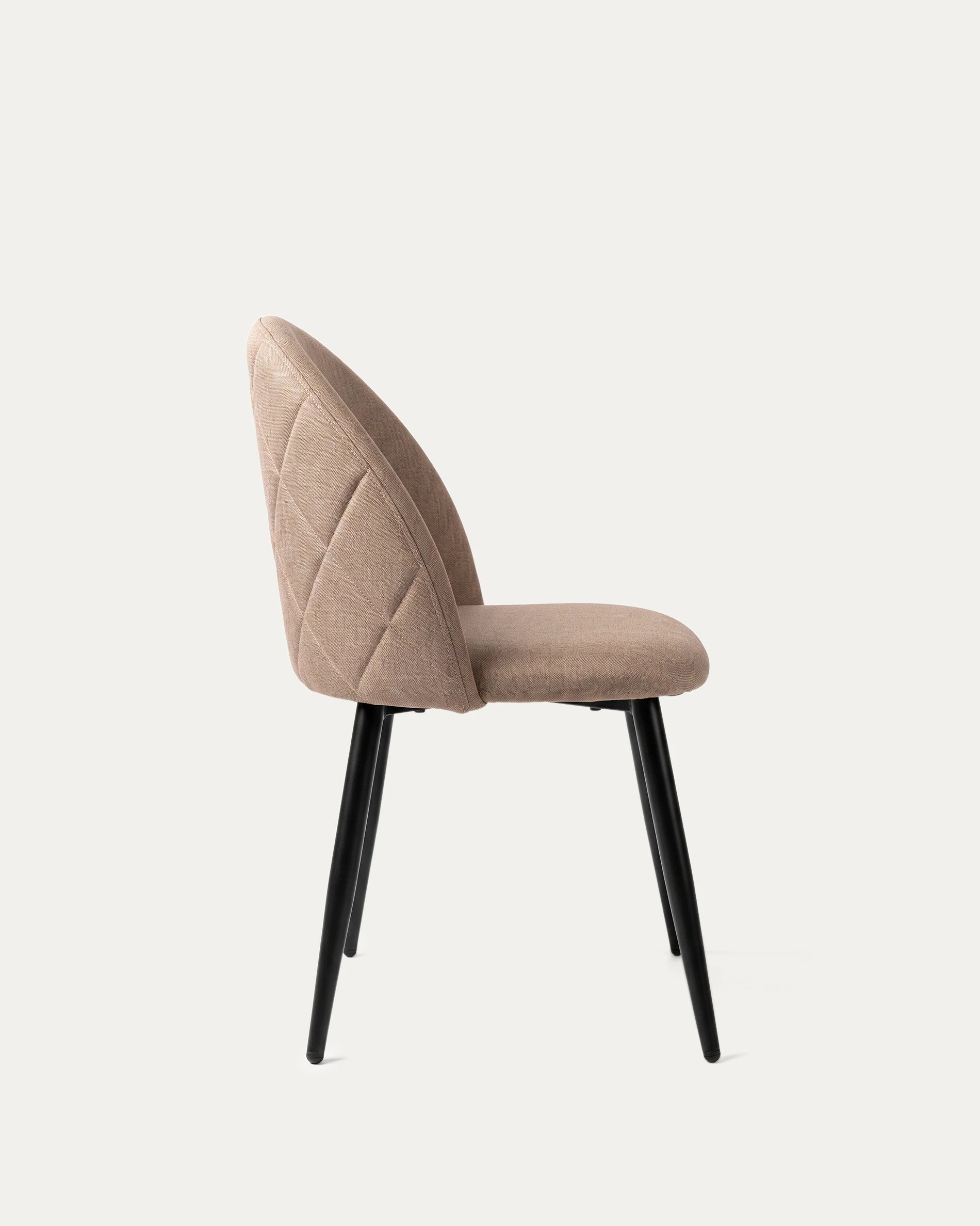 Silla Sora comedor tapizada beige taupe perfil lateral patas metal negro Venhoouse Chile